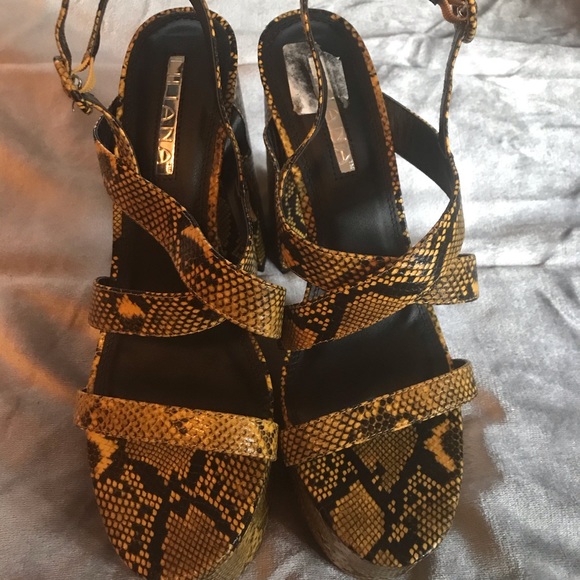 Snake Skin chunky strappy platform heels 🐍💛🖤 - Picture 2 of 4